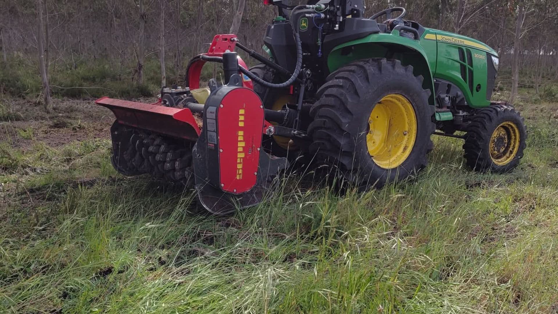 Tracteur avec broyeur pour débroussaillage mécanique dans les Landes — Garrido 